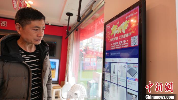 圖為店內(nèi)放置的可在線選購商品的觸摸電子展示屏。　謝牧 攝