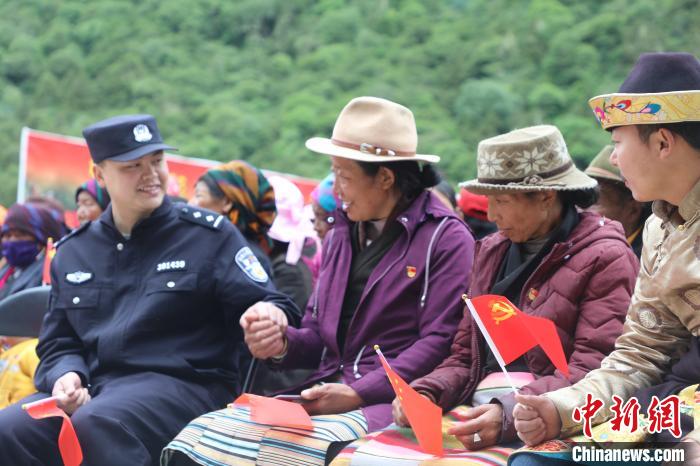 圖為李陽(yáng)副所長(zhǎng)(前排左一)與卓嘎、央宗姐妹共同參加愛(ài)國(guó)主義教育活動(dòng)。　德吉 攝