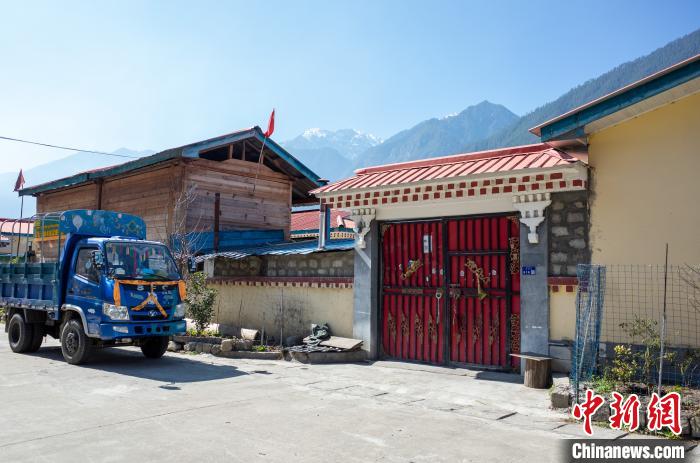 圖為林芝下察隅鎮(zhèn)布巴村村民家門(mén)口停放著貨運(yùn)車輛?！〗w波 攝