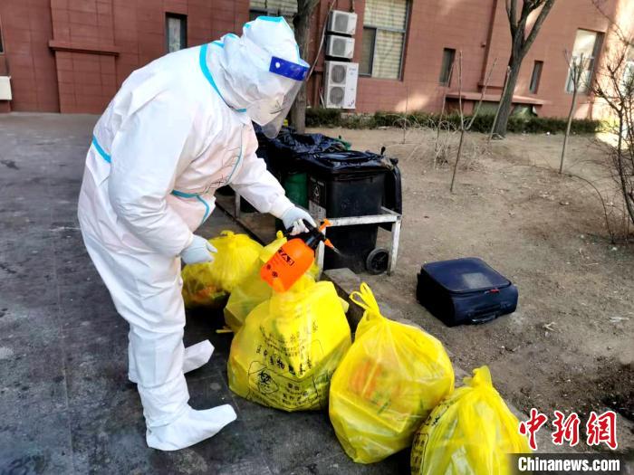 給垃圾做消殺。　鐵西區(qū)委宣傳部 攝