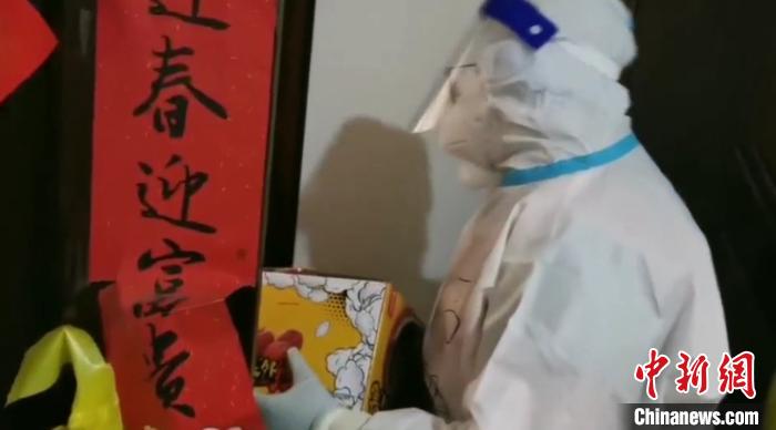 為封閉在家居民送快遞。　鐵西區(qū)委宣傳部 攝