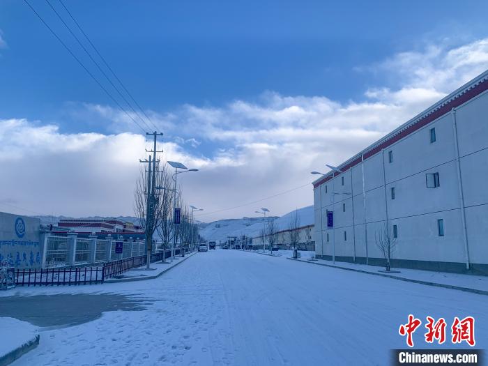 圖為西藏札達(dá)縣街道被積雪覆蓋?！?qiáng)久 攝