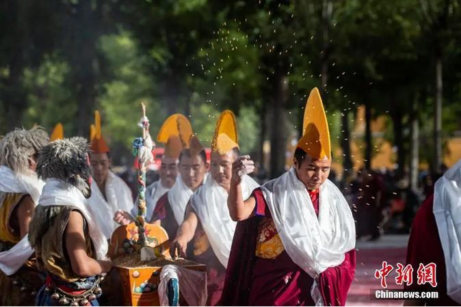 資料圖：扎什倫布寺跳神活動結束后，僧眾依次拋撒“切瑪”盒中的青稞祈福。<a target='_blank' ><p  align=
