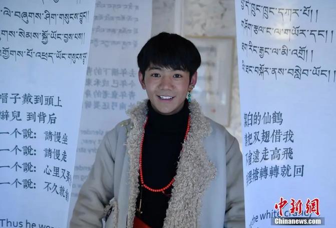 圖為丁真在理塘勒通古鎮(zhèn)倉央嘉措微型博物館里留影。<a target='_blank' ><p  align=