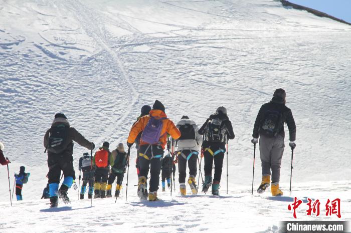 圖為2019年，普通民眾在洛堆峰體驗(yàn)登雪山活動(dòng)。資料圖 趙朗 攝