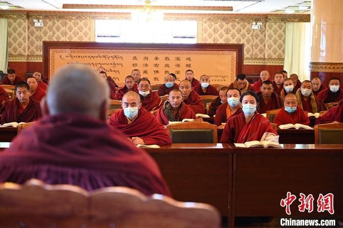 3月23日，記者走進位于拉薩的西藏佛學(xué)院，探訪宗教學(xué)府的新學(xué)期。圖為佛學(xué)院學(xué)員正在上課。<a target='_blank' ></p><p  align=