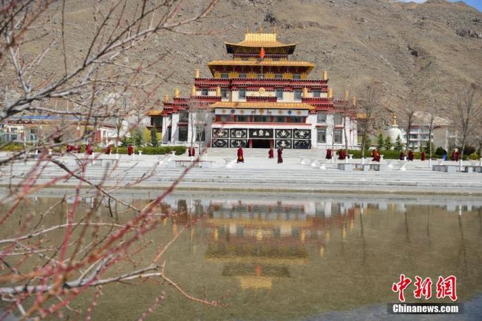 3月23日，西藏佛學(xué)院開學(xué)第二日，<a target='_blank' >中新社</a>記者前往學(xué)院探訪了少年活佛班、尼眾部等，走進了他們的課堂。該學(xué)院有來自藏傳佛教格魯派、寧瑪派等各個教派的僧尼，900余人在此學(xué)習(xí)。圖為西藏佛學(xué)院內(nèi)景。<a target='_blank' >中新社</a>發(fā) 貢嘎來松 攝
