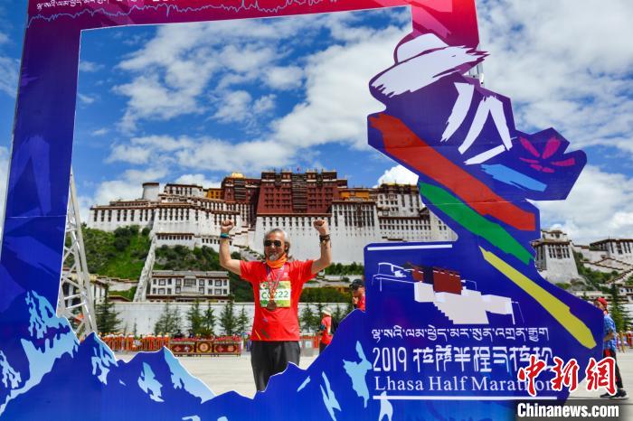 資料圖為2019年8月18日，拉薩舉行半程馬拉松賽?！〗w波 攝