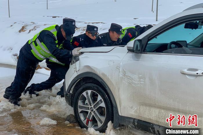 資料圖為安多交警幫助車(chē)輛脫困?！“捕嗫h公安局 供圖 攝