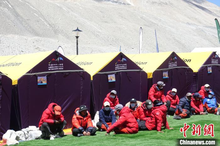 5月9日，登山隊員在珠峰北坡登山大本營歇息?！∪轿木?攝