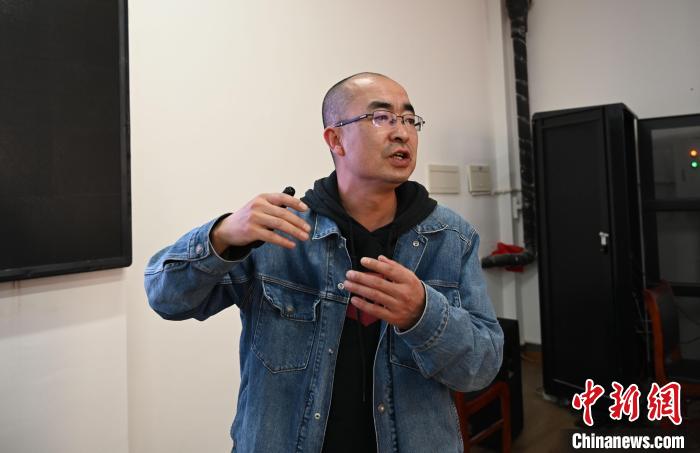 圖為西藏大學(xué)教授寧長春授課宣講。