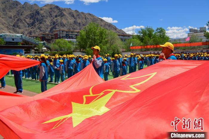 圖為拉薩市堆龍德慶區(qū)堆龍姜昆黃小勇希望小學(xué)學(xué)生在操場入隊儀式?！∝暩聛硭?攝