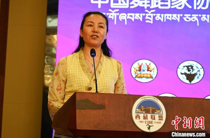 圖為西藏自治區(qū)舞蹈家協(xié)會主席達娃拉姆致辭?！≮w朗 攝