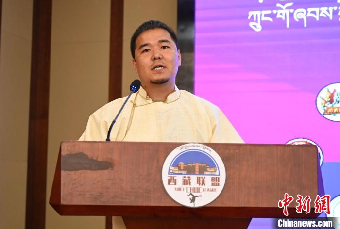 圖為西藏街舞聯(lián)盟常務副主任朗卡旺青致辭?！≮w朗 攝