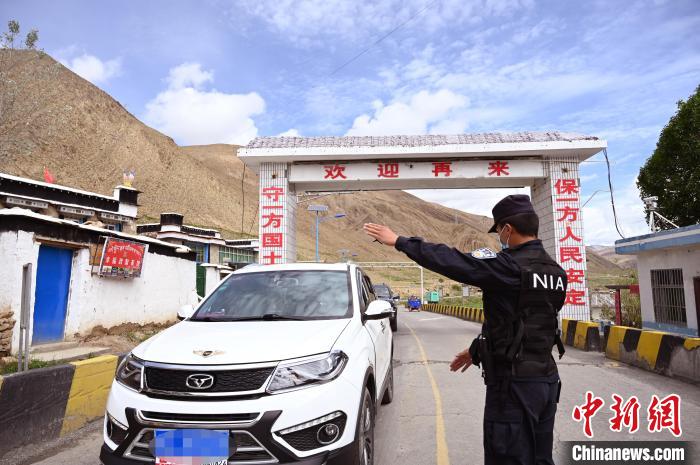 圖為移民管理警察示意司機停車接受檢查?！≮w朗 攝