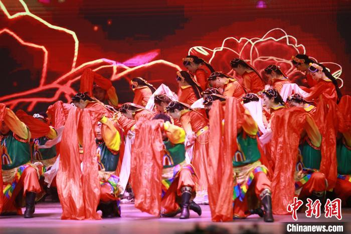 圖為農(nóng)行西藏分行演出現(xiàn)場(chǎng)?！∞r(nóng)行西藏分行 供圖