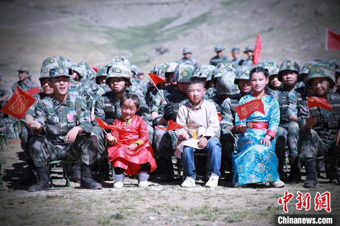圖為駐地小朋友參加此次活動(dòng)?！?普布扎西 攝