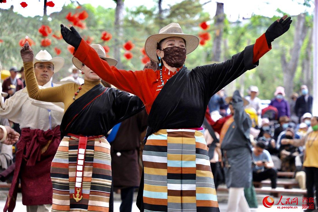 拉薩市民在宗角祿康公園跳鍋莊舞。人民網(wǎng) 次仁羅布攝