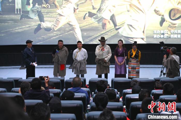圖為主創(chuàng)人員分享譯制過程。　趙朗 攝