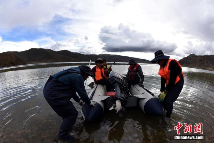 圖為科考隊(duì)員準(zhǔn)備乘快艇前往浪錯(cuò)湖中心開(kāi)展科考作業(yè)。 <a target='_blank' ><p  align=