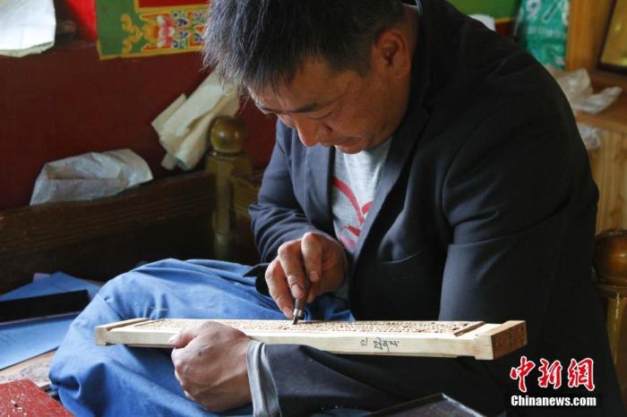 圖為7月14日，普松雕刻技藝傳承人嘎瑪曲扎正在家中進(jìn)行創(chuàng)作。 <a target='_blank' ><p  align=