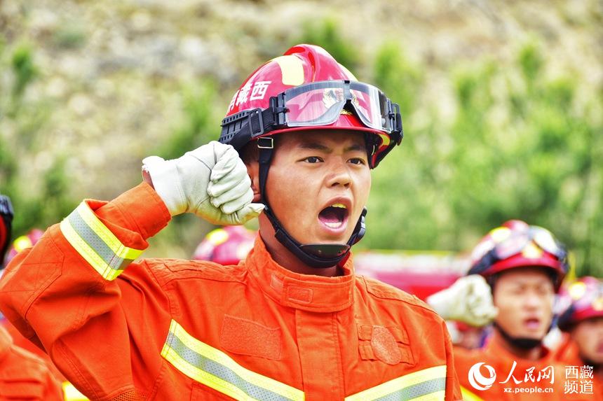 消防指戰(zhàn)員重溫入隊誓詞。人民網 李海霞 攝