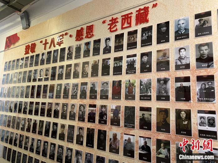 紅樓內的展示墻。彭寧鈴 攝
