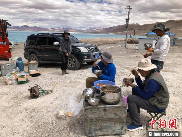 在“世界屋脊”上作業(yè)，中國(guó)科考隊(duì)員衣、食、住、行有何特色？