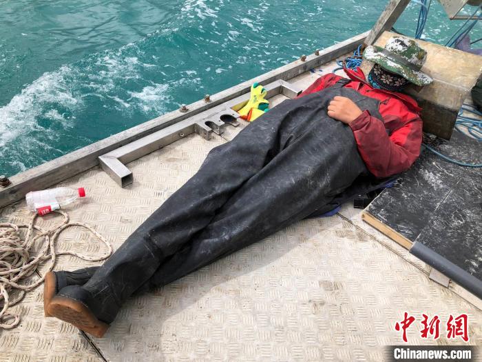科考隊(duì)員在高原湖泊的鉆探平臺(tái)上累了臨時(shí)就地休息?！?lt;a target='_blank' ><p  align=