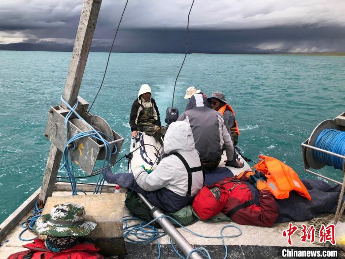 科考隊(duì)員在高原湖泊的鉆探平臺(tái)上累了臨時(shí)就地休息。　<a target='_blank' ><p  align=