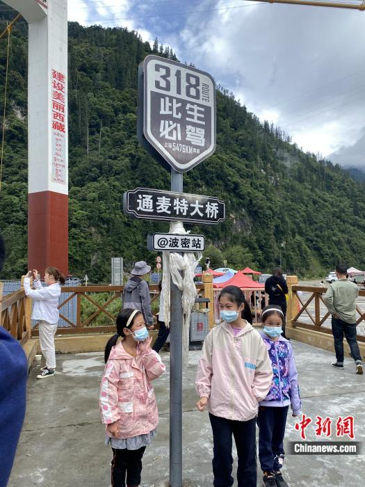 游人在通麥特大橋拍照打卡。彭寧鈴 攝