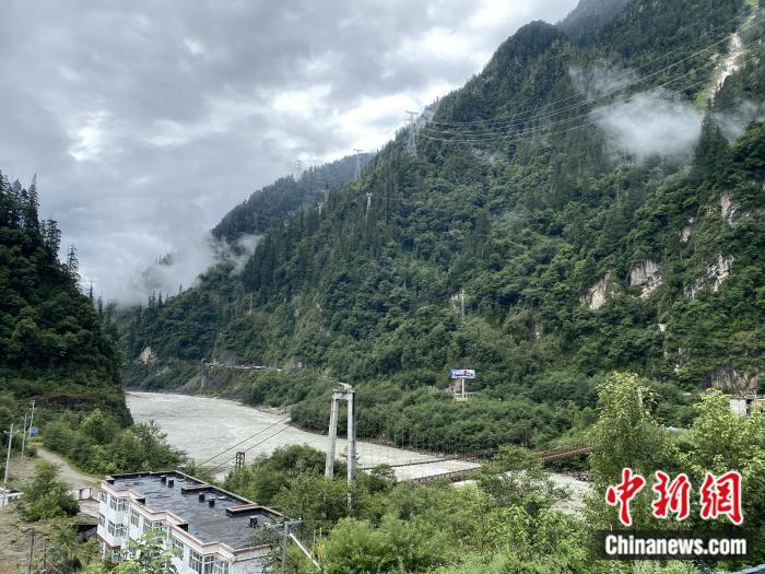 險山急流中的兩座橋。彭寧鈴 攝