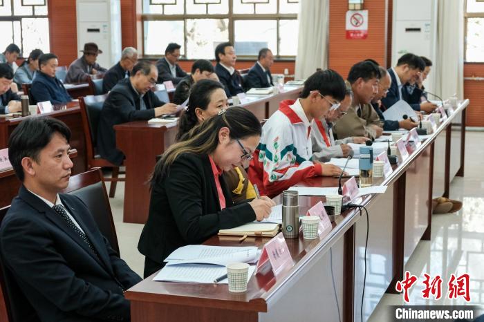 圖為8月10日座談會(huì)現(xiàn)場(chǎng)，左一為歸國定居藏胞晉美次旦?！〗w波 攝