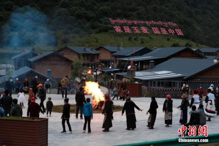 圖為8月5日，玉麥鄉(xiāng)民眾在鄉(xiāng)里跳鍋莊舞，從前的“三人鄉(xiāng)”熱鬧起來了。 <a target='_blank' ></p><p  align=