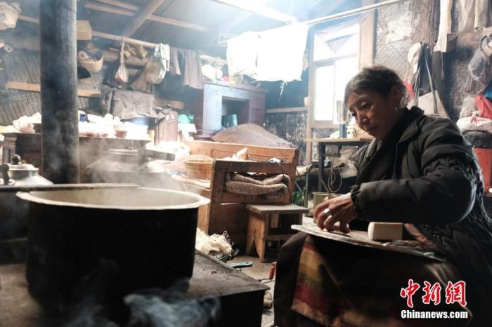 圖為8月6日，60歲的卓嘎在玉麥鄉(xiāng)牧場放牧點制作奶渣。 <a target='_blank' ></p><p  align=