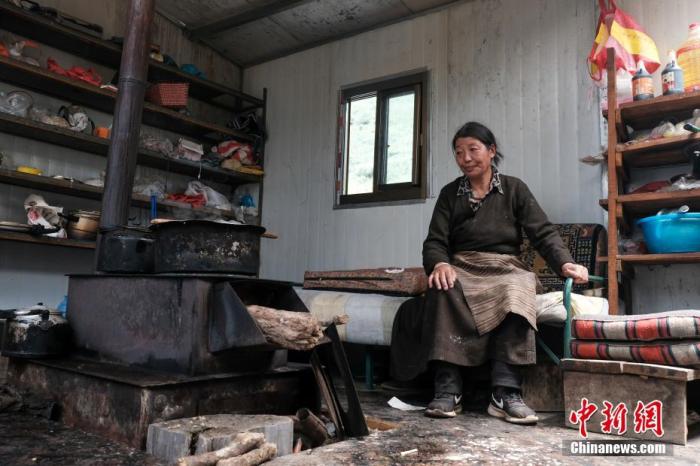 圖為8月6日，“玉麥姐妹”央宗在自家牧場放牧點的小屋里，她傳承了父親的生活習慣，喜歡待在牧場。 <a target='_blank' ></p><p  align=
