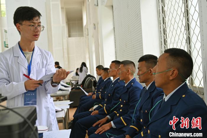 圖為研究團(tuán)隊(duì)成員登記消防員信息。　趙朗 攝