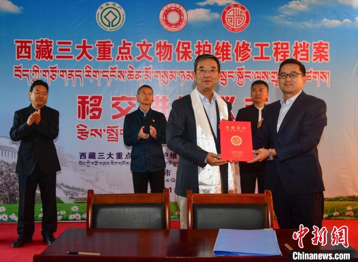 圖為西藏三大重點(diǎn)文物保護(hù)維修工程檔案移交進(jìn)館儀式現(xiàn)場(chǎng)?！∝暩聛?lái)松 攝