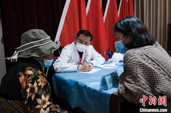 北京大學(xué)第一醫(yī)院教授、主任醫(yī)師霍勇在義診現(xiàn)場接診?！〗w波 攝