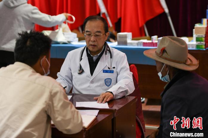 北京大學(xué)人民醫(yī)院心臟中心副主任、博士生導(dǎo)師王偉民為農(nóng)牧民問診。　江飛波 攝