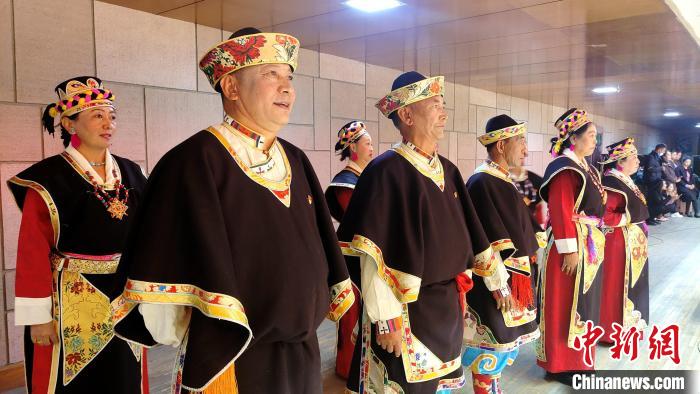 圖為西藏老年舞蹈隊(duì)在后臺(tái)準(zhǔn)備上場?！∝暽＠?攝