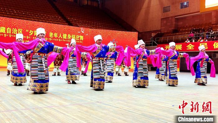圖為西藏老年舞蹈隊(duì)伍齊跳傳統(tǒng)鍋莊舞?！∝暽＠?攝