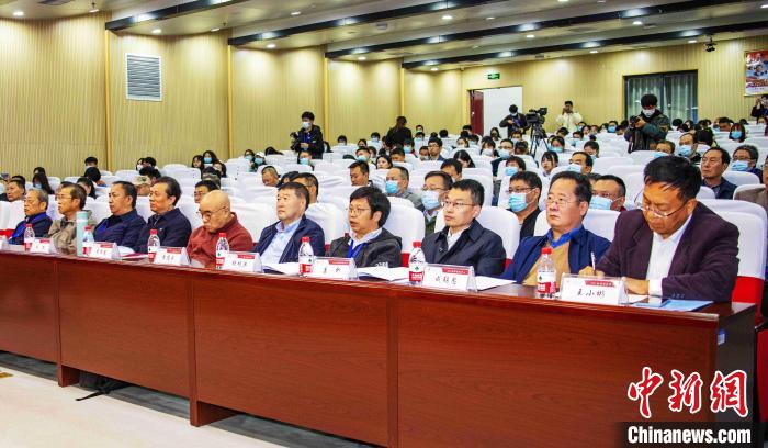 圖為與會(huì)專家學(xué)者聽會(huì)?！钪覍?攝