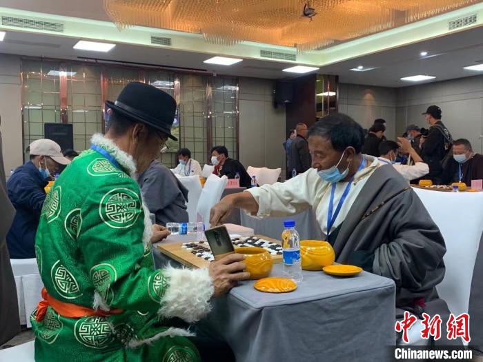 圖為參賽選手正在進行藏棋對弈。　謝牧 攝