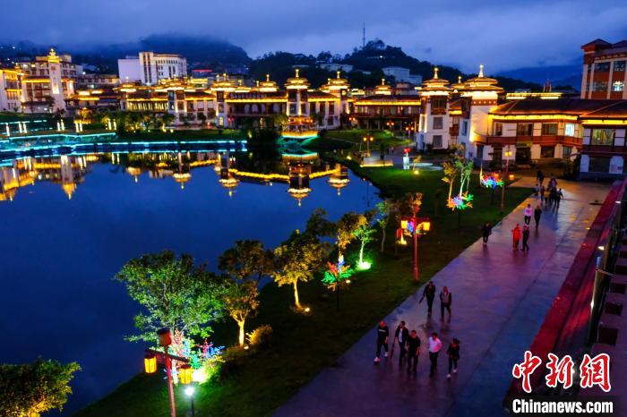 圖為2021年5月18日，西藏自治區(qū)墨脫縣城入夜，昔日的“高原孤島”如今面貌一新?！〗w波 攝