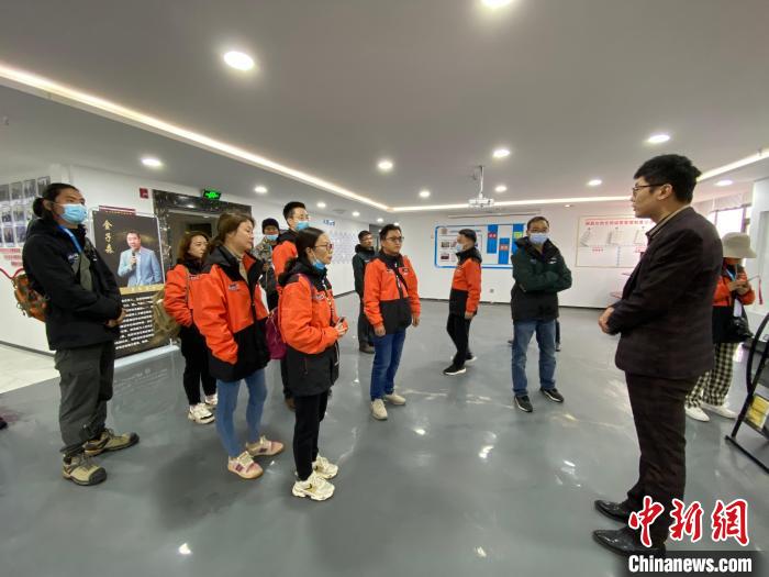 圖為2021瀾湄萬里行中外媒體在昌都新區(qū)采訪?！±罱瓕?攝
