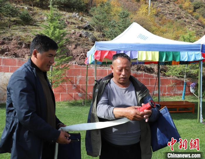 圖為護林員操作體驗滅火裝備?！〔际猩窒乐ш?供圖