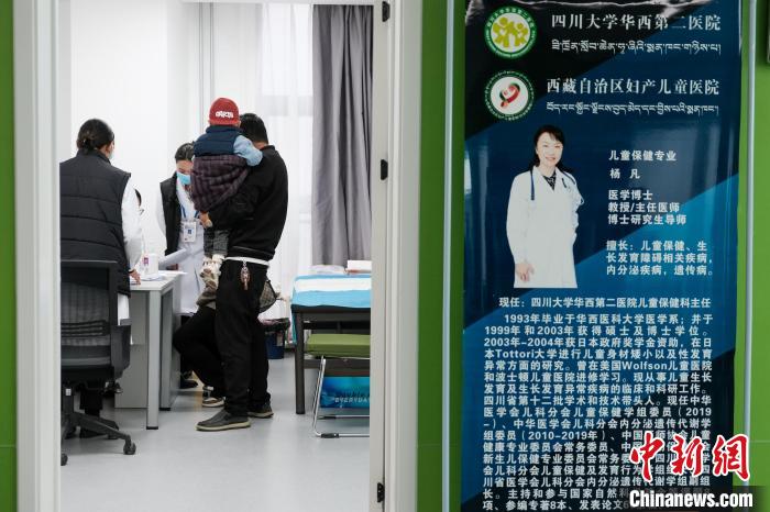 圖為四川大學華西第二醫(yī)院專家接診?！〗w波 攝