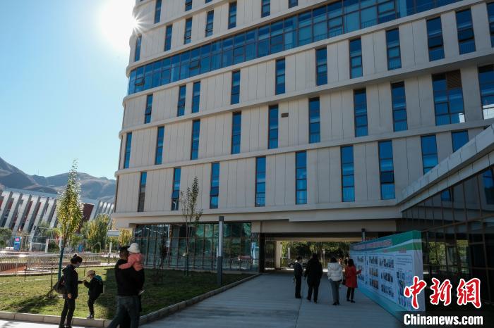 因疫情防控需要，此次義診活動進行了人數(shù)限定。圖為西藏民眾帶著孩子到醫(yī)院就診?！〗w波 攝