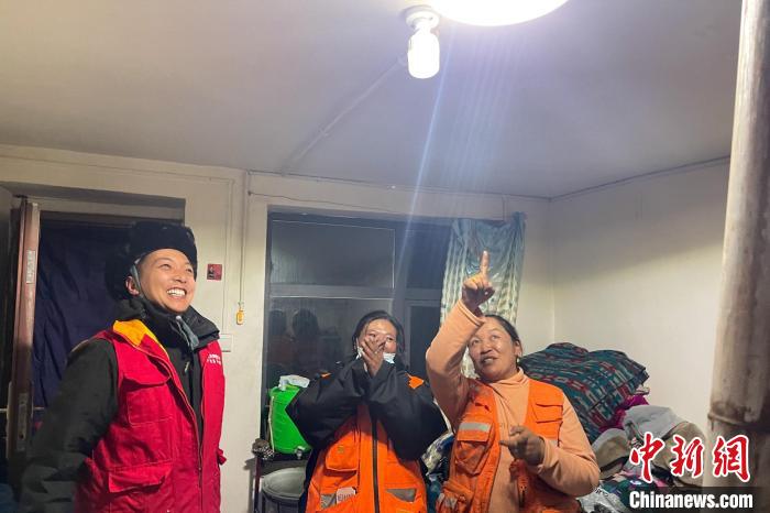 青藏公路109道班接入大網(wǎng)電?！?閆昱翰 　攝